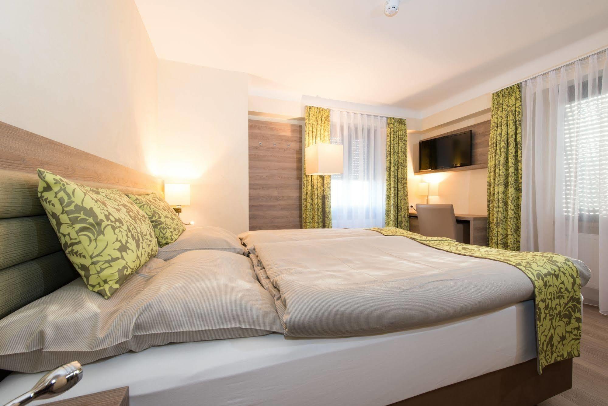 Hotel Saint Fiacre Буршайд Екстериор снимка