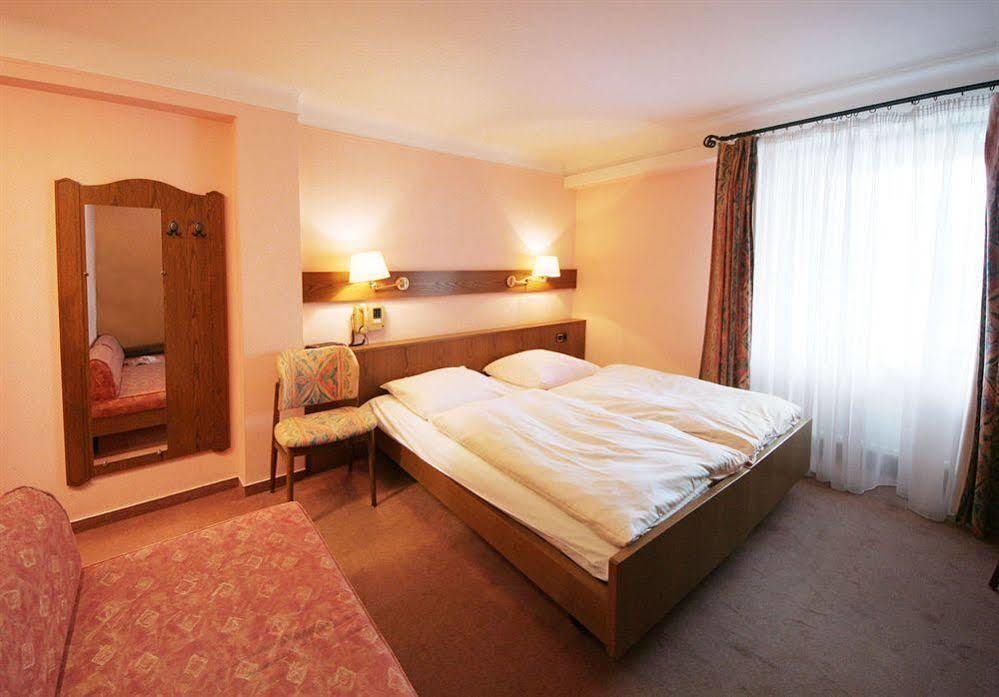 Hotel Saint Fiacre Буршайд Екстериор снимка